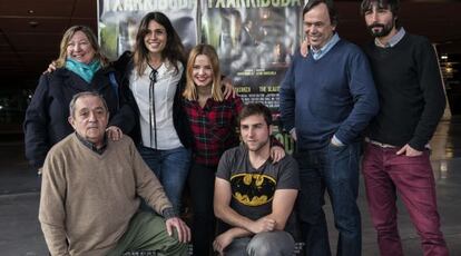 El equipo de 'Txarriboda' posa este jueves en Bilbao ante el cartel de la película. 