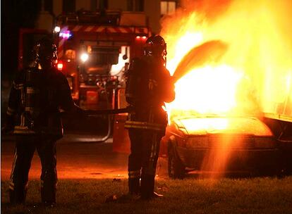 Los bomberos apagan un incendio causado en las celebraciones del Año Nuevo en un barrio de Estrasburgo.