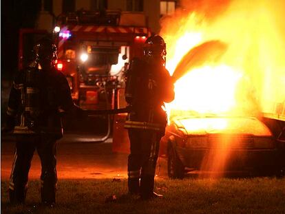 Los bomberos apagan un incendio causado en las celebraciones del Año Nuevo en un barrio de Estrasburgo.