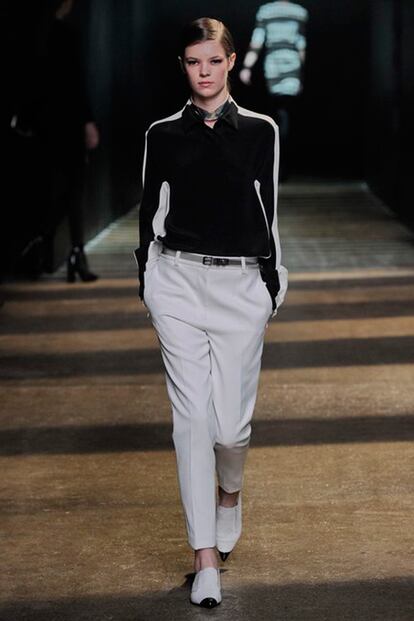 Philipp Lim ha creado este conjunto de blusa negra y pantalón de pinza en tono gris claro para su colección otoño-invierno 2012.