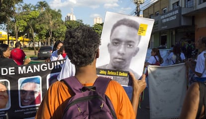 Ativista mostra imagem de rapaz vítima da violência do Estado.