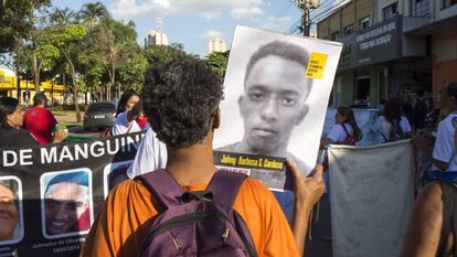 Ativista mostra imagem de rapaz vítima da violência do Estado.