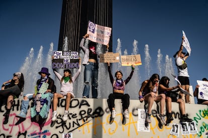 Un grupo de mujeres con carteles sobre la Fuente de la República, en Paseo de la Reforma.