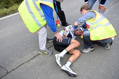 El ciclista francés Julian Alaphilippe, tras caer este domingo en el Tour de Flandes.