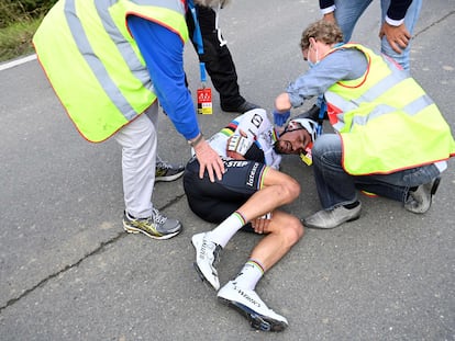 El ciclista francés Julian Alaphilippe, tras caer este domingo en el Tour de Flandes.
