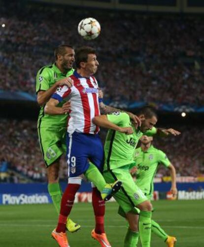 Mandzukic salta entre dos rivales