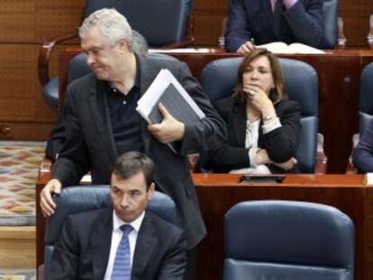 Jos&eacute; Quintana se levanta en la Asamblea de Madrid. Bajo &eacute;l, Tom&aacute;s G&oacute;mez.