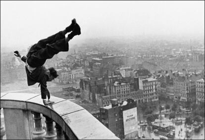 El trapecista y amigo de Schadeberg Hans Prignitz, haciendo el pino en el 'Michel', la torre de la iglesia de Hamburgo.