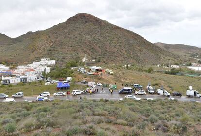 Emergencias Andalucía ha desplegado en la zona un Puesto de Mando Avanzado (PMA) para la coordinación de los efectivos de emergencia y personas voluntarias que participan en el operativo.