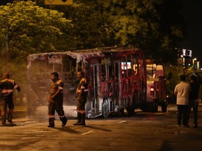 T&eacute;cnicos retiram &ocirc;nibus incendiado na zona norte de S&atilde;o Paulo.