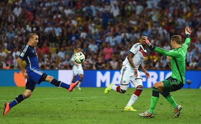 Rodrigo Palacio de Argentina tira y falla contra el portero Manuel Neuer y Jerome Boateng.