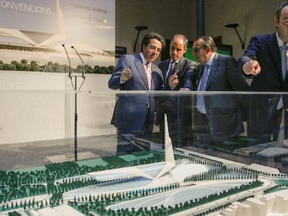 Santiago Calatrava, izquierda, explica a Francisco Camps y Carlos Fabra el Centre de Convencions que se iba a construir en Castell&oacute;n. A la derecha, Alberto Fabra.