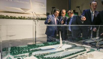 Santiago Calatrava, izquierda, explica a Francisco Camps y Carlos Fabra el Centre de Convencions que se iba a construir en Castell&oacute;n. A la derecha, Alberto Fabra.