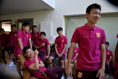 Los jugadores del sub-15 chino esperan en el vestibulo de su residencia la hora del almuerzo.