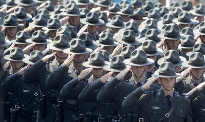 Policias del Estado de Pensilvania saludan durante la llegada del ataúd del soldado Michael Stewart a la iglesia de de la Sagrada Familia de Latrobe. en Estados Unidos.