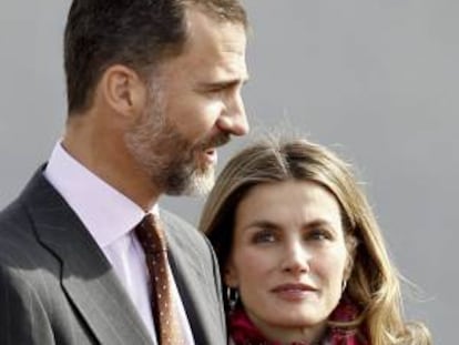 El príncipe Felipe de Borbón y la princesa Letizia, durante la despedida con honores que hoy se les ha brindado en el aeropuerto de Barajas, desde donde los Príncipes de Asturias viajan a la capital panameña para iniciar una visita oficial a Panamá y Ecuador.