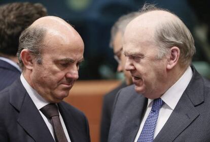 El ministro irlandés de Finanzas, Michael Noonan, conversa con el español Luis de Guindos, durante el Eurogrupo celebrado este lunes.