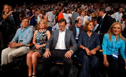 El presidente del Gobierno y del PP, Mariano Rajoy (c), junto a la presidenta del PP de Madrid, Esperanza Aguirre (2i), el portavoz en el Congreso, Rafael Hernando (i), la secretaria general del PP, María Dolores de Cospedal, y la presidenta de la Comunidad de Madrid, Cristina Cifuentes (d), al comienzo de la segunda jornada de la Conferencia Política del PP.