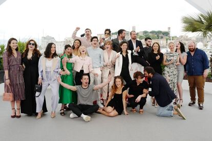 El equipo de la película 'Talents Adami' posan para una foto de familia.