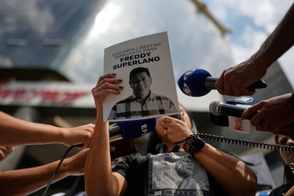 Aurora Silva, esposa del líder opositor detenido Freddy Superlano, sostiene su foto durante una manifestación en Caracas, Venezuela, el 28 de marzo de 2025.