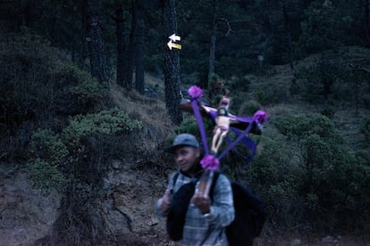 Al caer la noche del miércoles, muchos peregrinos apenas están comenzando la caminata desde Los Dinamos. Si no hay otros grupos a la vista, es fácil perderse, pero estos chalmeros prefieren caminar bajo la luna hasta que se haga de día, y descansar durante las horas de calor.