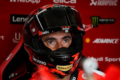 Pecco Bagnaia, en el box de Ducati durante el GP de Hungría.