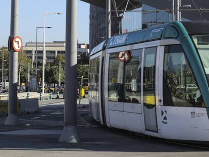 El tramvia de Barcelona, a la pla&ccedil;a de les Gl&ograve;ries.