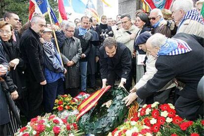 Rodríguez Zapatero realiza una ofrenda floral en el monumento a los españoles del campo de Mauthausen.