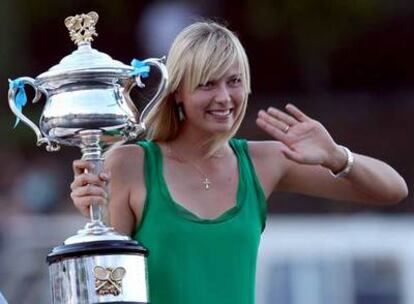 Sharapova, con el trofeo de campeona.