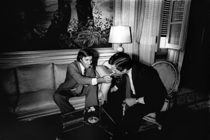 Un momento de la entrevista en Moncloa entre Felipe González y el entonces jefe del Ejecutivo, Adolfo Suárez, tras las elecciones generales de 1977.