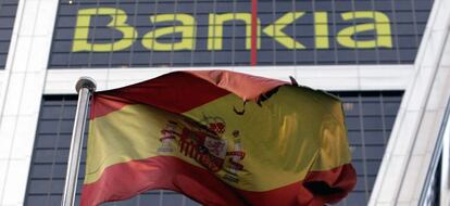 En la imagen, una bandera espa&ntilde;ola que ondea delante de la sede de Bankia en Madrid (Espa&ntilde;a). EFE/Archivo