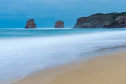 Las rocas gemelas, en la playa de Ondarraitz.