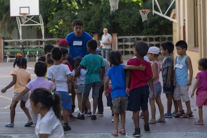 Un grupo de ni&ntilde;os juega en un &#039;casal&#039; de verano del Raval.