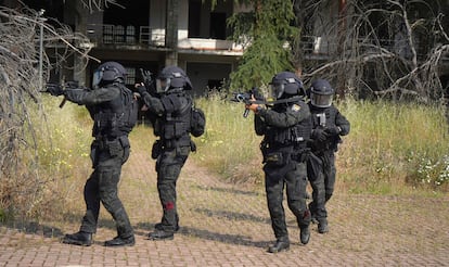 Los agentes del GEO de la Policía Nacional examinan la zona, antes de intervenir para rescatar a una joven, víctima de un secuestro, dentro de un simulacro, este miércoles, en Madrid.
