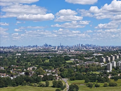 Vista aérea del Richmond Royal Park, con el 'skyline' de London City al fondo.