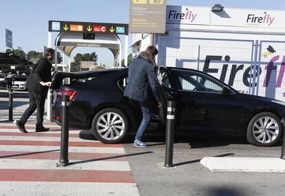 Taxistas y supuestos conductores de Cabify en la T-1 del aeropuerto.