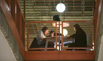 Estudiantes reunidos en el campus de Somosaguas de la Universidad Complutense, el pasado martes.