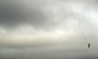 Bob Bowman hace kiteboads en Virginia Beach mientras se espera la llegada del huracán Florence hacia la costa este de EE UU.