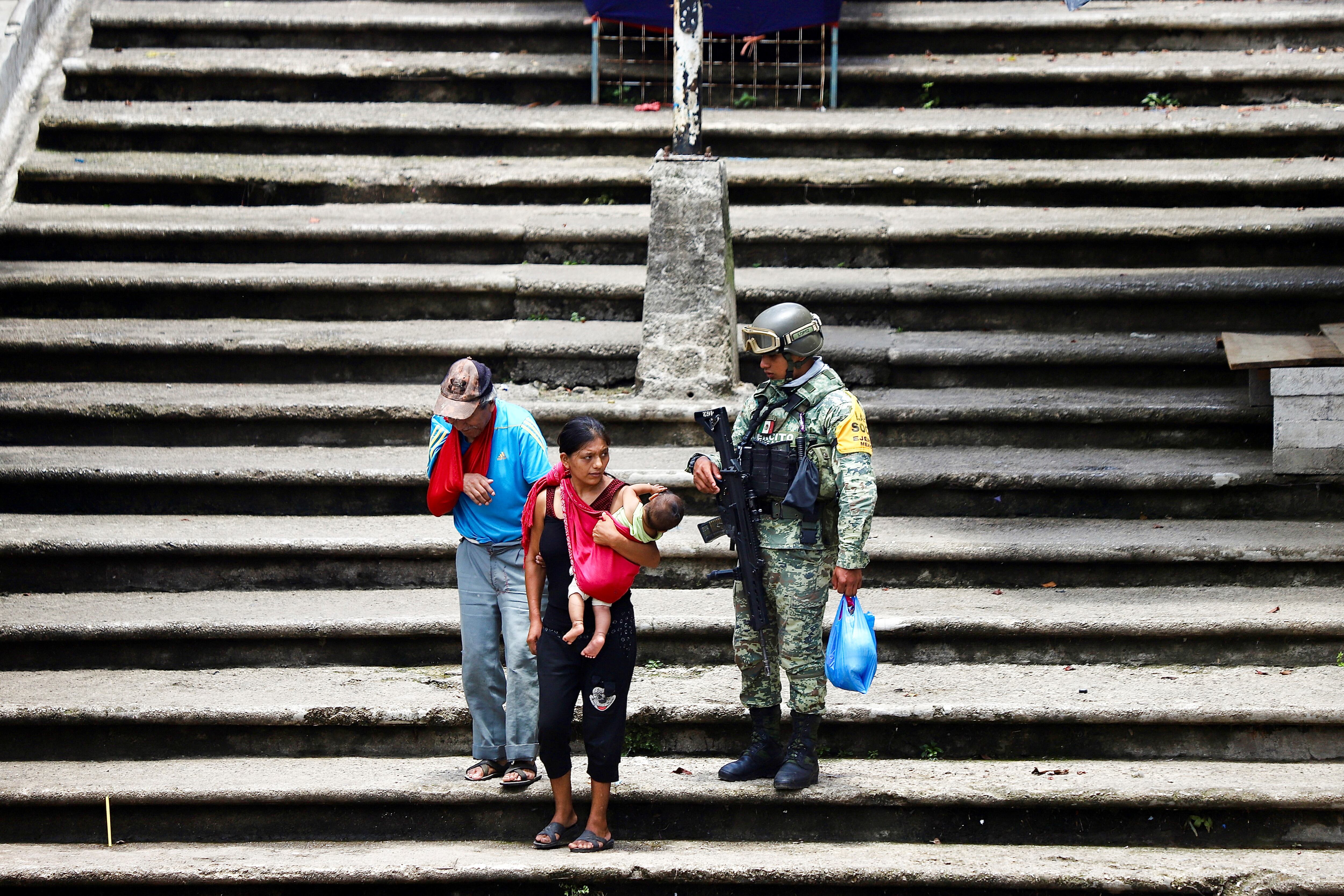 Un soldado ayuda a civiles a evacuar la comunidad de Tila (Chiapas), el 12 de junio.