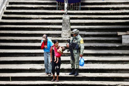 Un soldado ayuda a civiles a evacuar la comunidad de Tila (Chiapas), el 12 de junio.