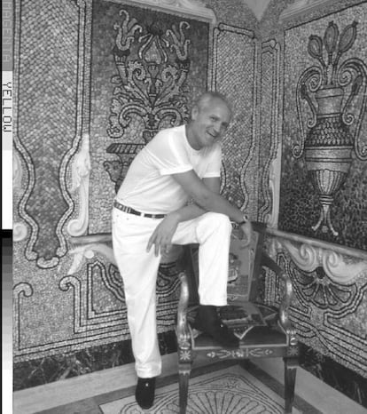 <p>El diseñador Gianni Versace posa en una de las impresionantes salas de su mansión de South Beach, en Miami, en abril de 1996. A las puertas de su residencia, un palacete de estilo colonial español, fue tiroteado por Andrew Phillip Cunanan el 15 de abril de 1997. A pesar de que el diseñador llegó a ser trasladado al hospital, Gianni Versacce fallecía a los 50 años como consecuencia de los dos disparos que recibió en la nuca. </p> <br> <p> <p>Para el universo de la moda el crimen fue un mazazo. Diseñadores y modelos expresaron su dolorido pasmo ante la noticia de la desaparición de un diseñador hecho a sí mismo que basó siempre su trabajo en el impacto, los colores llamativos y la sorpresa.</p> <br> <p>