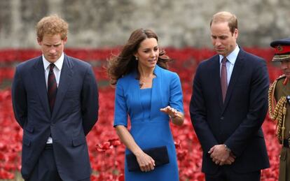 El príncipe Enrique de Inglaterra junto a los duques de Cambridge.