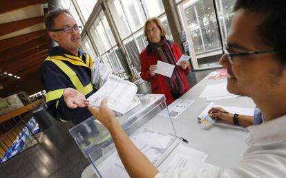 Un cartero entrega el voto por correo en Sant Cugat.