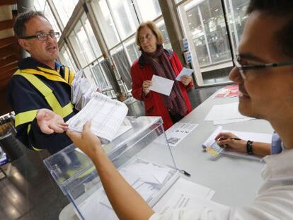 Un cartero entrega el voto por correo en Sant Cugat.