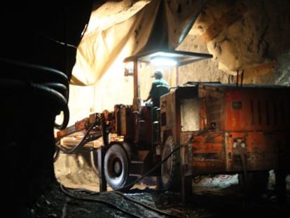 Un operario ultima en 2008 una de las galerías de la mina de Aguas Teñidas.