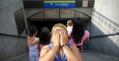 Carolina y sus hijos en la estación de metro La Latina.