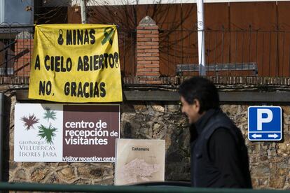 Una pancarta contra la mina en el centro de visitantes del geoparque Villuercas-Ibores-Jara que se encuentra en Cañamero. Los vecinos están preocupados por la repercusión que la mina podría causar en el geoparque, figura que otorga la Unesco a territorios que albergan lugares y paisajes geológicos de importancia internacional, e imán turístico para la zona.