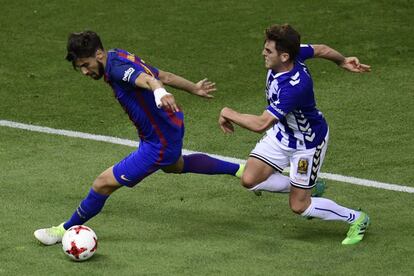 André Gomes (izquierda) es presionado por Ibai Gómez.