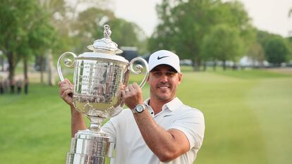 Koepka, con la copa 'Wanamaker' tras vencer su tercer PGA Championship.