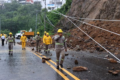 Zona de un derrumbe provocado por las intensas lluvias este lunes, en Acapulco, Guerrero.